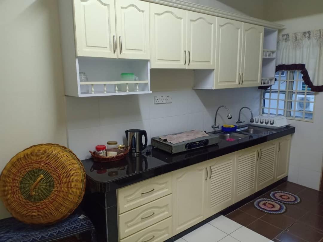 Kh Homestay Comfy N Calm Сери-Манджунг Экстерьер фото